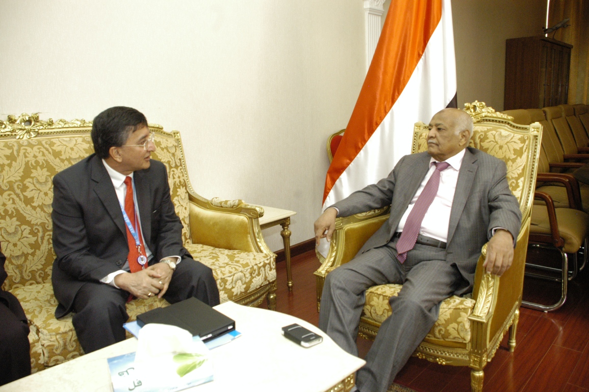 >  باسندوة لدى استقباله المدير القطري لبرنامج الغذاء